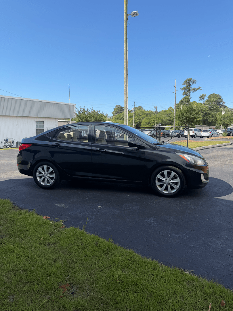 2013 Hyundai Accent - Photo 3